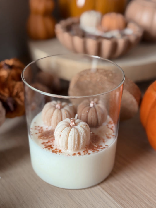Bougie édition automne en verre citrouilles merveilleuses senteur lait d'avoine et miel
