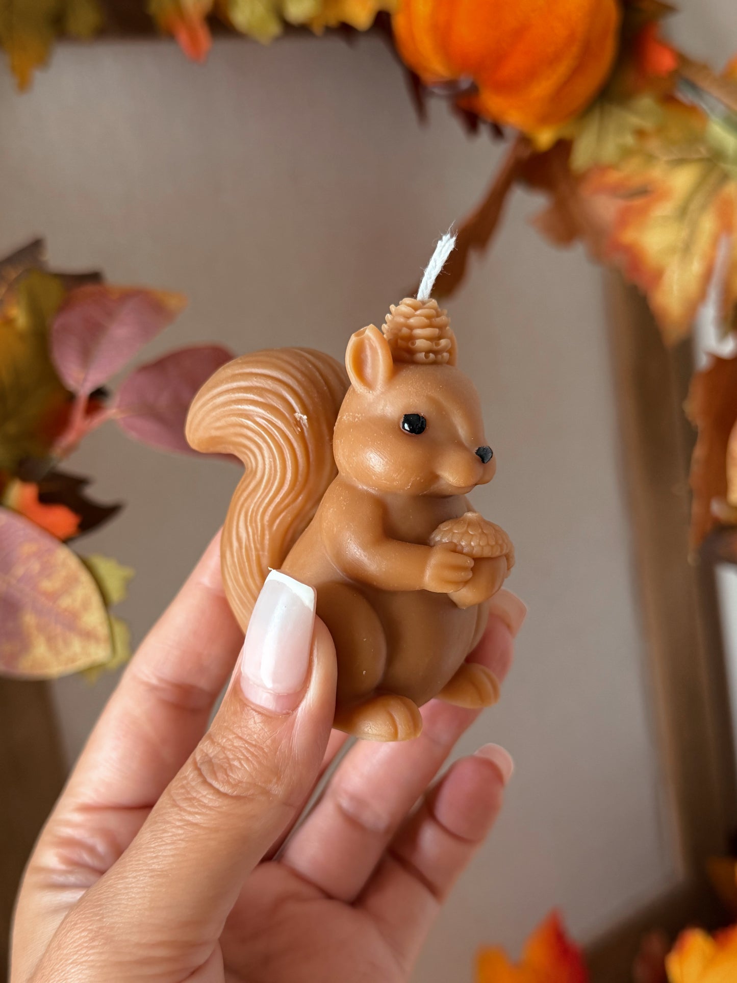 Bougie petit écureuil & sa pomme de pin fait main en cire d'olive coloris au choix senteur automne gourmand
