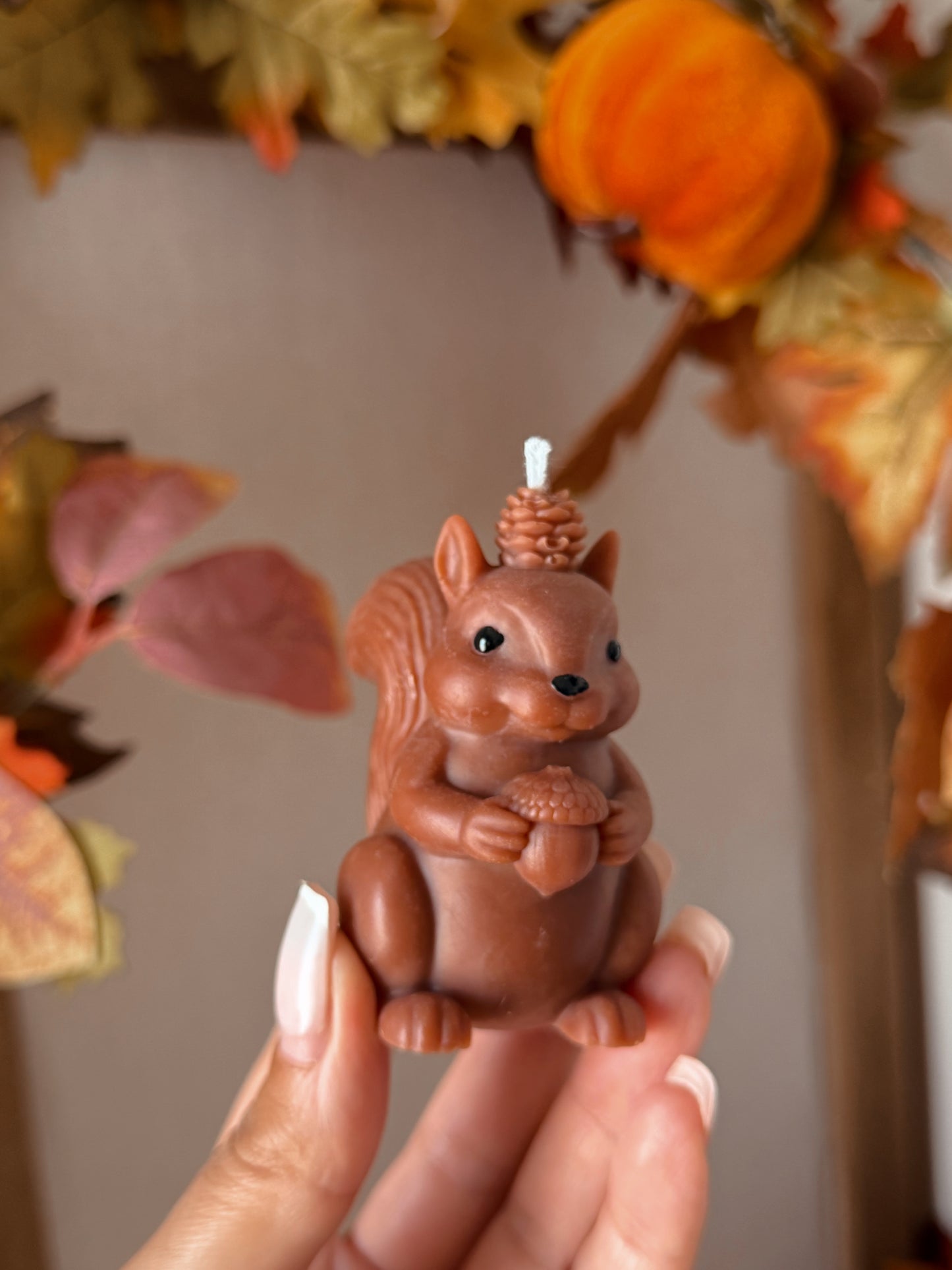 Bougie petit écureuil & sa pomme de pin fait main en cire d'olive coloris au choix senteur automne gourmand