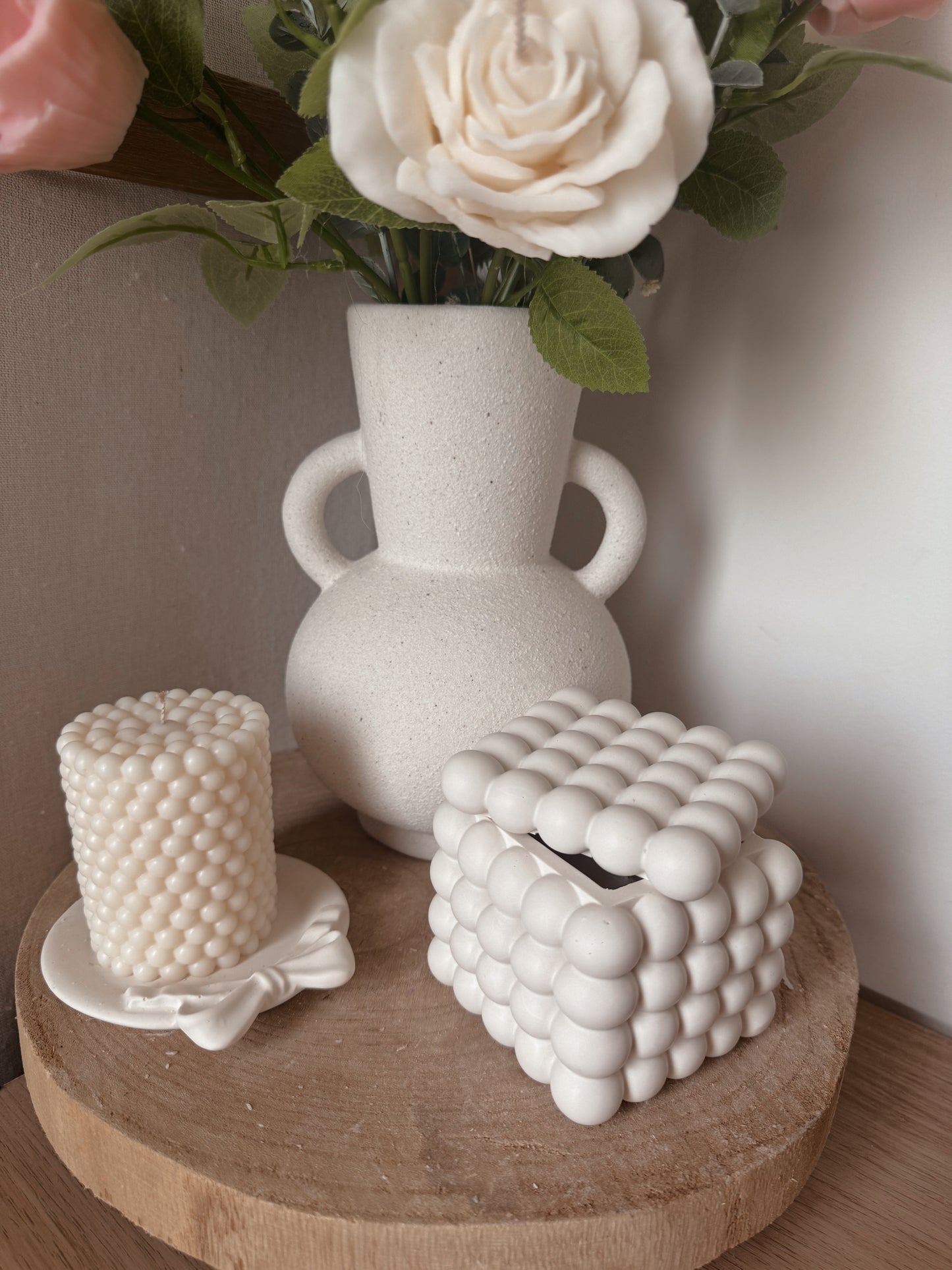 Bougie pot fait main en jesmonite bubbles