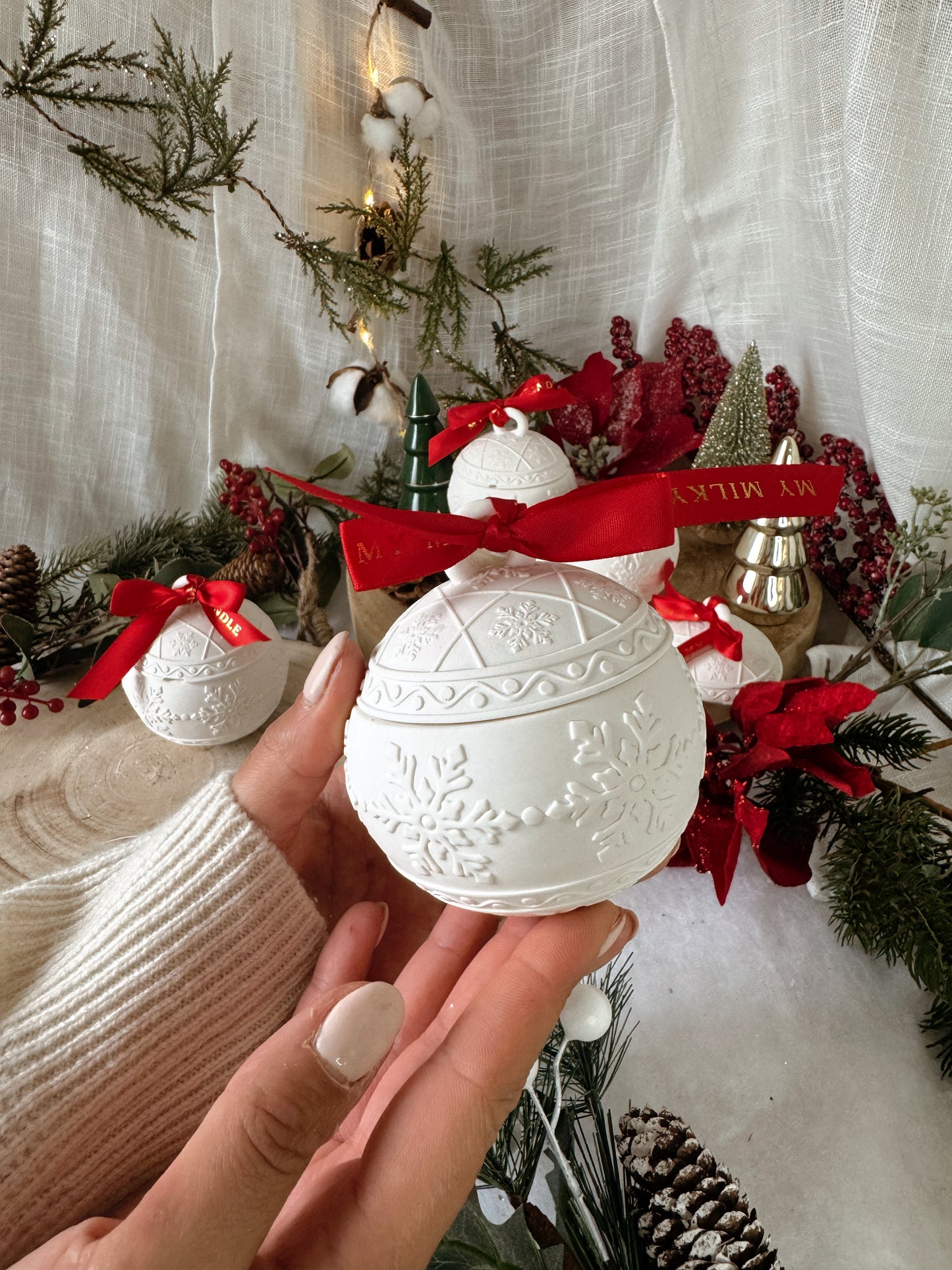 Bougie boule de noël fait main en jesmonite et cire de soja