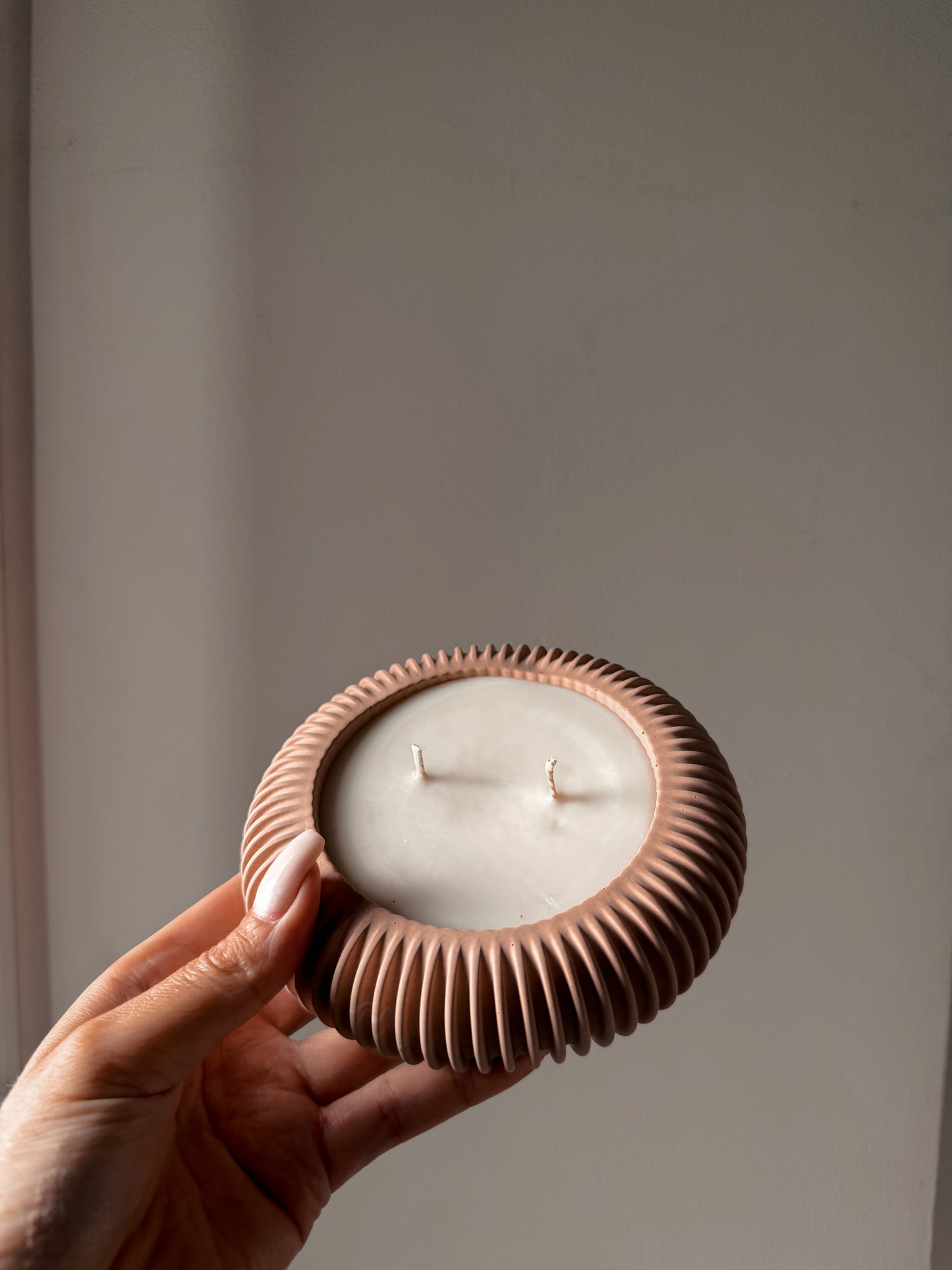 Bougie ronde Sienna fait main en jesmonite coloris et senteur au choix